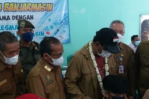 Satpol PP dan Damkar Prov. Kalsel Melaksanakan PAM Gubernur Kalsel Pada Acara peninjauan Vaksin Siswa SMAN 4 Banjarmasin